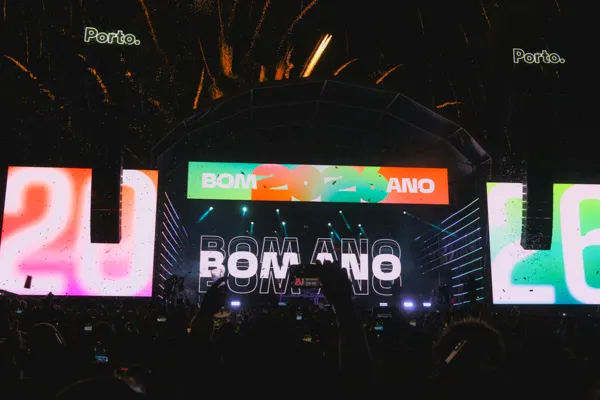 Multidão num concerto à noite no Porto — transferes para casamentos, festas e eventos no Minho · Táxi Afonso · 11 Moledo e Cristelo