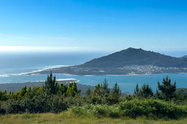 Vista panorâmica sobre o estuário do rio Minho e o Monte de Santa Trega — tours turísticos pela costa do Minho · Táxi Afonso · 11 Moledo e Cristelo