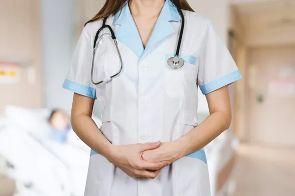 Profissional de saúde com estetoscópio num corredor de hospital — transporte médico para consultas e exames · Táxi Afonso · 11 Moledo e Cristelo